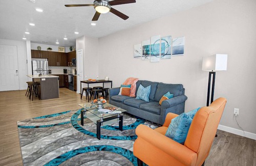 Draper Apartment | Stylish Apartment - Hottub/Parking/Gym/FastWifi/PetFriendly/Coffee Provided