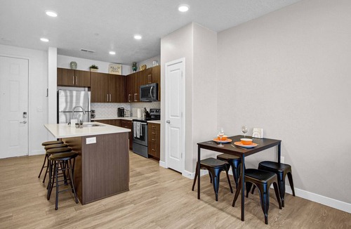 Draper Apartment | Stylish Apartment - Hottub/Parking/Gym/FastWifi/PetFriendly/Coffee Provided