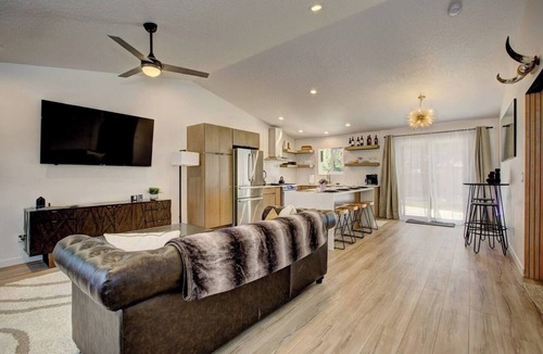 Boise House | Stylish Boise Retreat | King Bed | Heated Floors | Spa Bath | 70" 4K TV