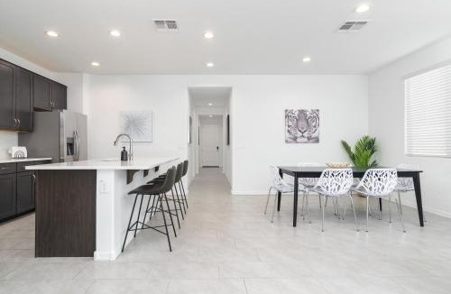 Tamaron House | Stylish & Bright Gem ~ King/Queen Beds ~ Backyard!