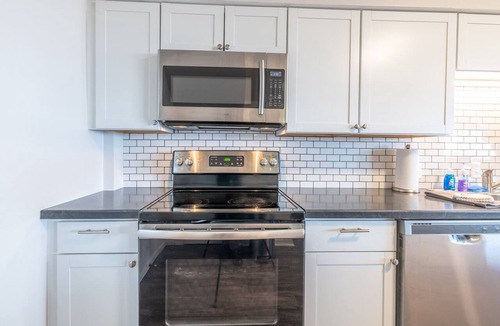 East Price Hill Apartment | 🌃Stylish & Comfy | 5⭐️Location, Views, Queen Beds🌌