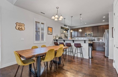 Flagstaff House | Stylish & Comfy ~ 5★ Location, ♛Royal Beds, HotTub