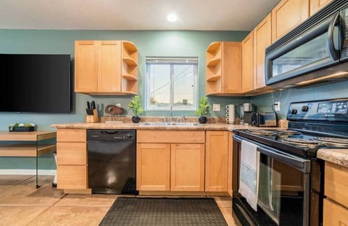 Campus Farm House | Stylish & Cozy/Parking/1 BR 1 BA/Casita
