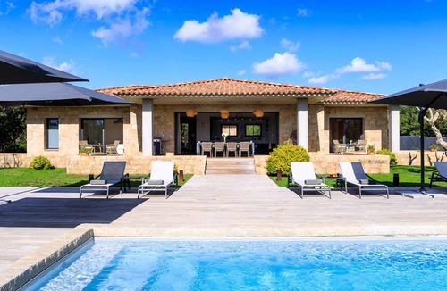Pianotolli-Caldarello Villa | Stylish Signature Villa with Heated Pool close to the Beach