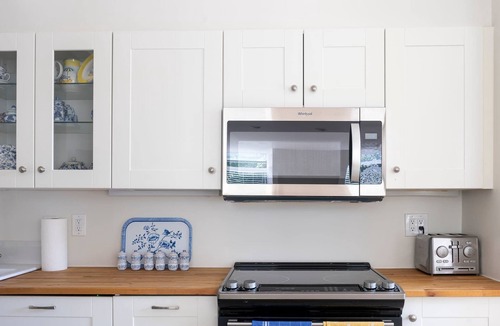 Fifth Ward Condo | Stylish Newport Townhouse Near Cliff Walk & Beach