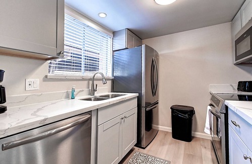Fashion Square House | Stylish Old Town 2Bd 2Ba Townhome Pool AC Fashion Square
