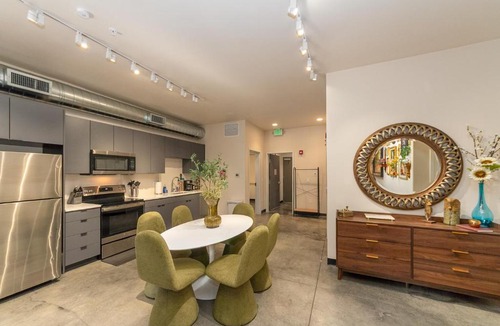Lincoln Heights Apartment | Stylish South Hill Retreat Queen Bed and Sofa Sleeper Full Kitchen Free Parking