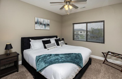 West Des Moines Apartment | Stylish & Spacious, Pool, Nintendo Switch, King bed