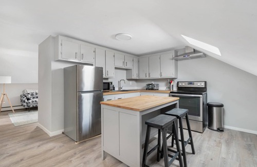 Swansea Apartment | Stylish Top Floor Apartment in Downtown Warren