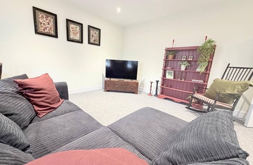 Netley Apartment | Stylish two bedroom, with free parking!