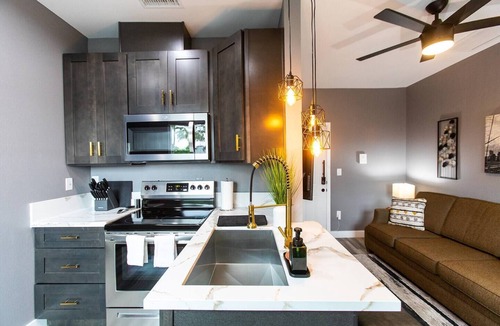University Heights Apartment | Stylish Urban Retreat – University Heights