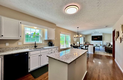 Lindenwald Villa | Suburban paradise in Liberty TWP