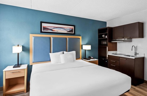 Charleston Hotel | Suburban Studios Charleston - Civic Center
