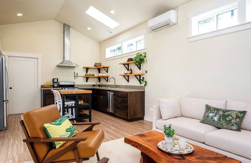 Kerns Cottage | Sunlit Laurelhurst Cottage - Office, Dog-Friendly