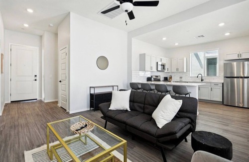 Casa Grande Apartment | Sunny Contemporary Home in Canopy at Cottonwood