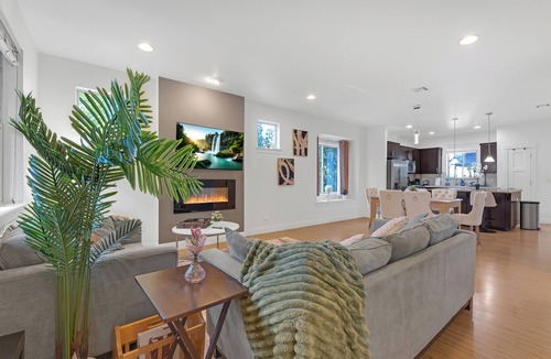 Cedar Hills House | Sunny Getaway on Compass Dr #42468
