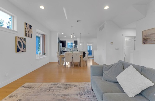 Cedar Hills House | Sunny Getaway on Compass Dr #42468