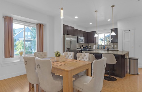 Cedar Hills House | Sunny Getaway on Compass Dr #42468