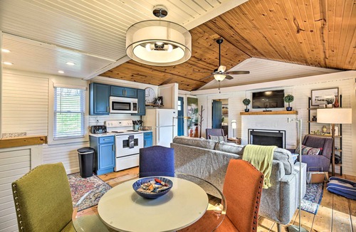 Williamstown Cabin | ‘Sunny Hill Cottage’ Dry Ridge Escape w/Deck!
