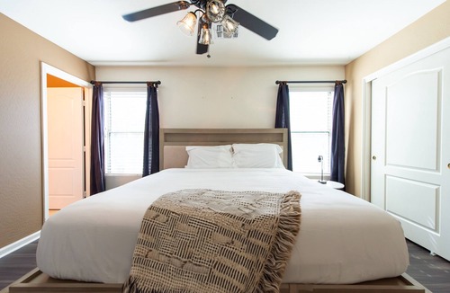 Canyon Trails House | Sunny Oasis Retreat - by HomeSlice Stays