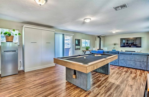 Oakhurst Cabin | Sunset Cabin, King beds, pool table, games, family friendly. Pet friendly.