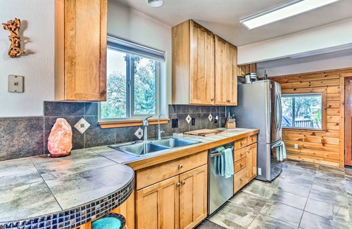 Oakhurst Cabin | Sunset Cabin, King beds, pool table, games, family friendly. Pet friendly.