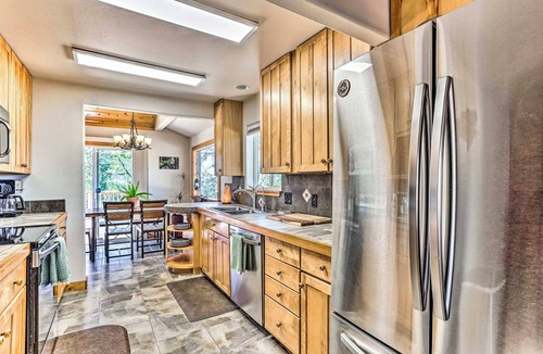 Oakhurst Cabin | Sunset Cabin, King beds, pool table, games, family friendly. Pet friendly.