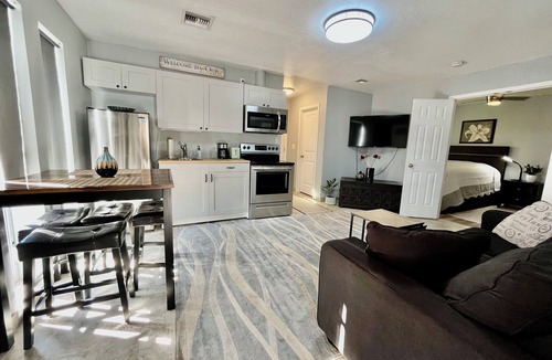 Deer Valley House | Sunset Serenity: A Cozy 1-Bedroom Guest Suite Retreat in Beautiful North Phoenix