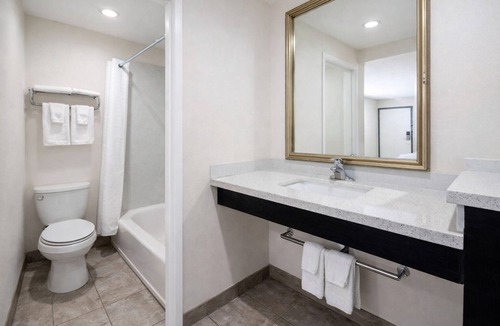 Bakersfield Hotel | Super 8 by Wyndham Bakersfield CA Near Airport
