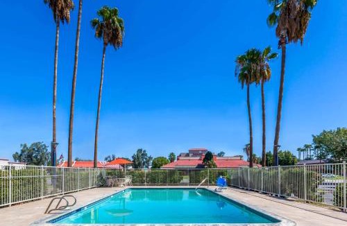 West Park Community Hotel | Super 8 by Wyndham Bakersfield/Central