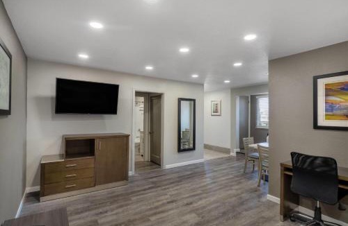 Downtown Hotel | Super 8 by Wyndham Eureka