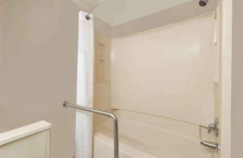 Miamisburg Hotel | Super 8 by Wyndham Miamisburg Dayton S Area OH