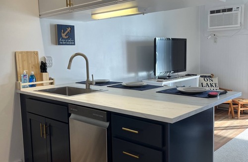 Oak Harbor Condo | Super nice, waterfront Lake Erie getaway with boat dock - Green Cove Resort!