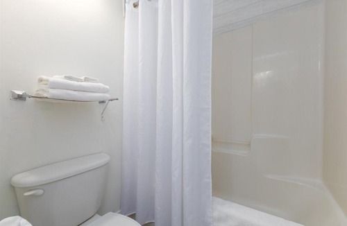 Surf City Apartment | Surf City Ocean Mist Manor Motel Unit with Pool