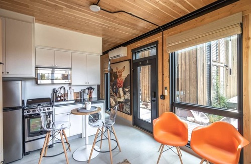 South Perry District Apartment | Sustainable Stay at BlockhouseLife! with Wifi