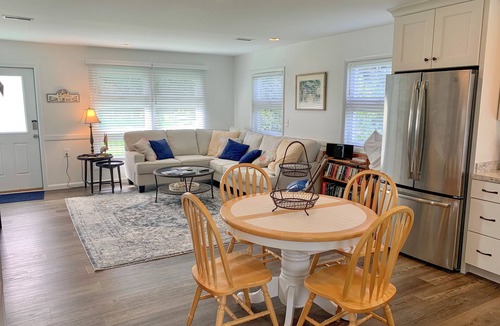 Ocracoke House | Sutton Place: Large yard perfect for outdoor activities.