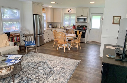 Ocracoke House | Sutton Place: Large yard perfect for outdoor activities.