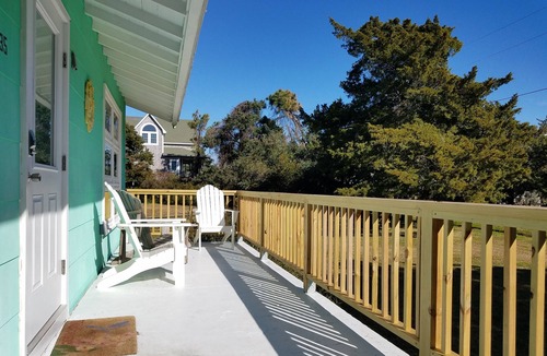 Ocracoke House | Sutton Place: Large yard perfect for outdoor activities.