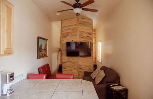 Sevier Apartment | T-11) Great Northern