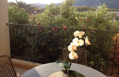 L'Ile-Rousse Apartment | T2 air-conditioned clos des oliviers with wifi and private parking 300m from the beach.