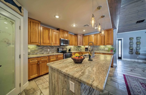 Kyrene-Superstition House | Tempe Temptation: Luxury Home w/Jacuzzi