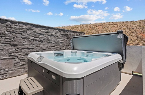 St. George House | Terra Retreat: Private Hot Tub, Resort Pools, Courts, Gym and more!