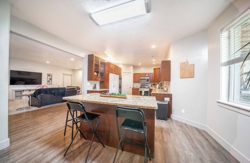 Fairview Condo | Terrific 4-bedroom condo in Fairview