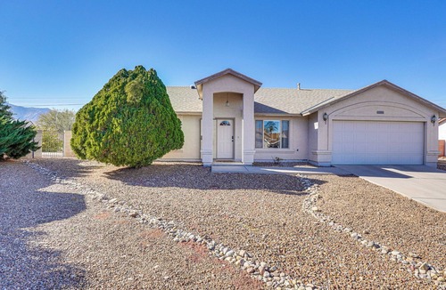 Thatcher Cottage | Thatcher Home w/Fenced Backyard: 3 Mi to Downtown