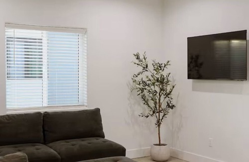 Woodlake House | The Aesthetic Escape, a Cozy 2-bedroom house in pleasant Woodlake.