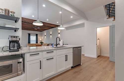 Shelby Park House | The Baroness! 4 BR Home! Near Logan Street Market!