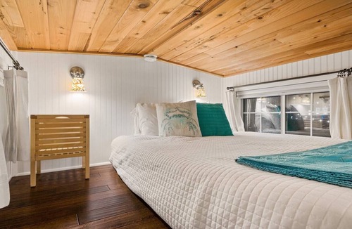 Kerns Hotel | The Beach - Custom Tiny Home w/Beach Vibe