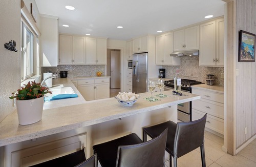Bodega Bay House | "The Birds" Easy walk to the beach, hot tub, fireplace, pet friendly
