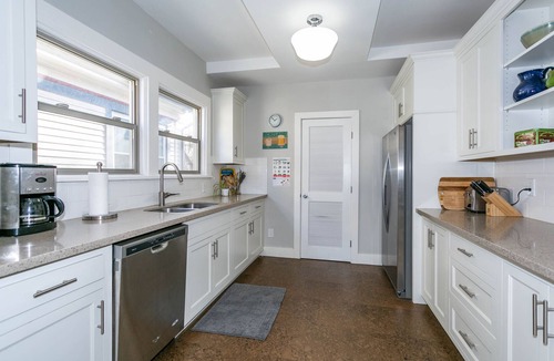 Nob Hill House | The Bridgetown, steps away from NW 23rd shops and eateries