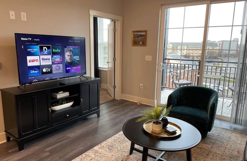 Columbus Apartment | The Buckeye Bungalow | Garage | Walk-In Shower!